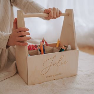 ✨ Školní rok se pomalu blíží a je čas připravit dětem jejich první (nebo nový) školní koutek. 📚✏️ Dřevěný pastelkovník se...
