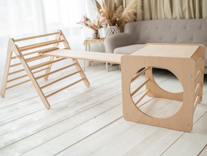 V tomto setu naleznete velký piklerový triangl, velkou desku a kostku KUBO. Vytvořte netradiční montessori set pro přelézání pro vaše děti.