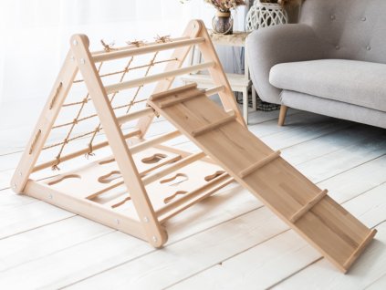 Piklerové triangl je bezpečná dřevěná prolézačka pro miminka, batolata a malé děti. Je v souladu s principy Montessori pedagogiky, Piklerové trojúhelník