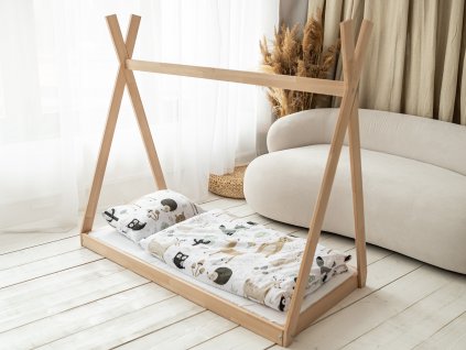 A TEEPEE alakú Montessori ágy a jó pihenéshez lett kialakítva. Ez egy olyan ágy, amelybe a legkisebb gyerek is be tud mászni önállóan.