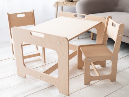 A SIMO asztal és székek az alapkínálatban külön vásárolhatók meg. De ha két gyermeke van, akkor érdemesebb egy asztalt két székkel szettben vásárolni kedvezményes áron.
