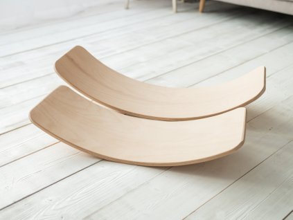 Az egyensúlyozó deszka egy edzést segítő eszköz gyerekeknek és felnőtteknek. Segít megőrizni az egyensúlyt és erősíti a gyermek has-, hát- és lábizmait.