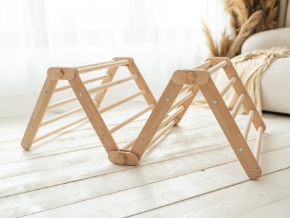 Supervariabilný triangel, ktorý na prvý pohľad pripomína štvorramenný  triangel TITO.