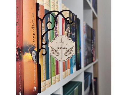 Dřevěná cedulka Fantasy – stylový dřevěný doplněk pro knihy o kouzlech, dobrodružstvích a fantastických světech | WoodLab