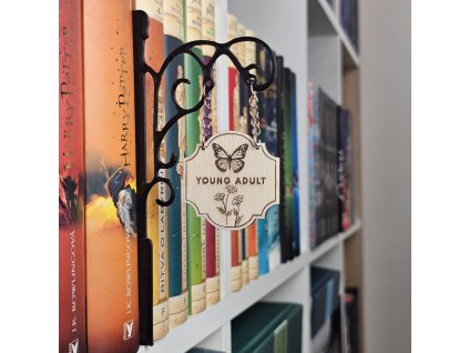 Dřevěná cedulka Young Adult – hravý doplněk do knihovny pro literaturu pro mladé dospělé | WoodLab