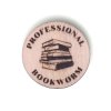Dřevěný odznáček Professional bookworm – stylový doplněk pro vášnivé čtenáře, ruční výroba | WoodLab