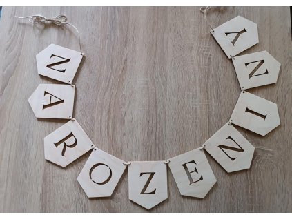 Dřevěná narozeninová girlanda