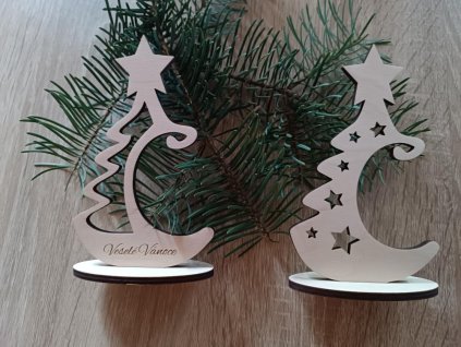 Dřevěné vyřezávané dekorační stromečky