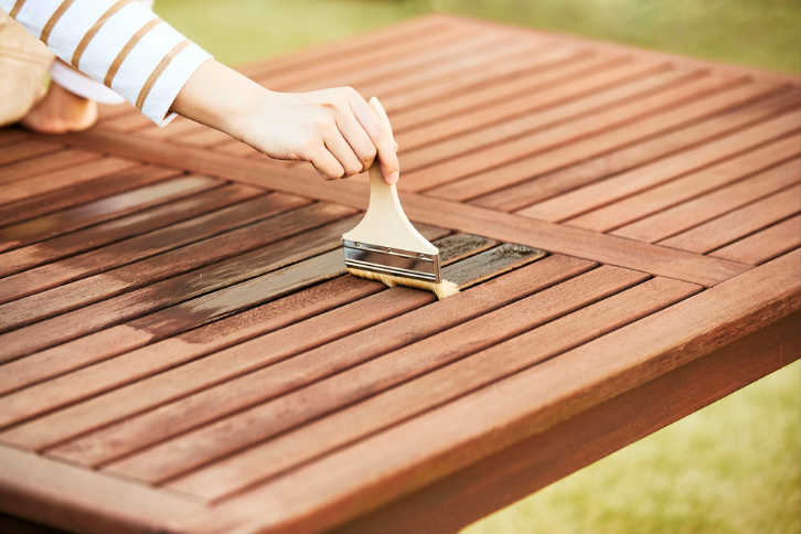 Přírodní oleje a vosky na dřevo: Výhody a správná aplikace