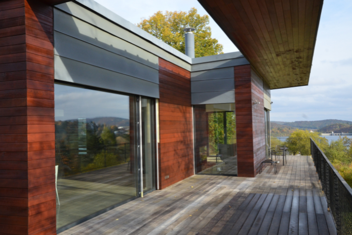 Natírání venkovních dřevěných povrchů: správný postup pro dlouhou životnost