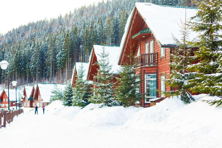 Příprava dřeva na zimu: jak ochránit venkovní dřevo před mrazem a vlhkostí