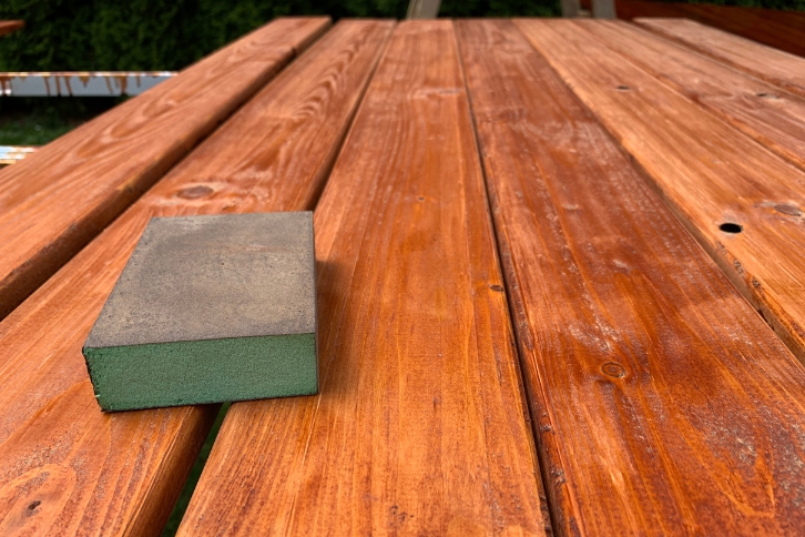 Přebroušení dřeva krok za krokem: Jak správně připravit povrch před nátěrem