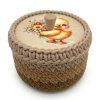 Korb 13 cm mit Ring und Deckel – Küken mit Blumenstrauß