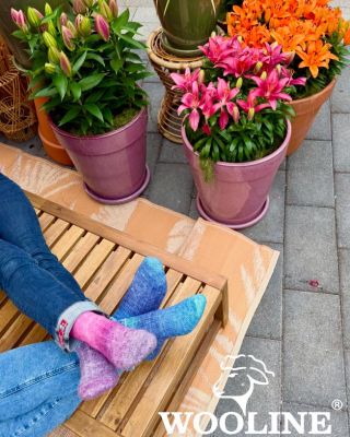 Tavasz, színek és kikapcsolódás kettesben 🌸 Szivárványos zoknik, lábak fent, és a világ máris szebb 😄 És a legjobb hír?...