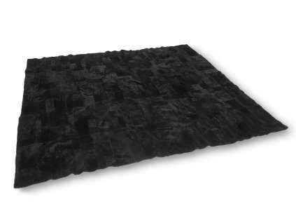 černý kožešinový koberec