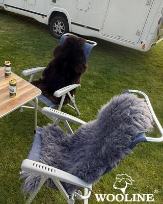 Confortul în călătorii are multe forme ☕️ Astăzi testăm: care e mai bun – pernuța din lână sau pielea de oaie? 🪑 Oricare...