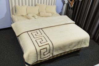 Atenție: această pătură provoacă încetinire neașteptată 😄 Odată ce te învelești în 100% lână, planurile trec pe plan...