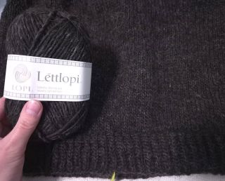Lopapeysa v procesu - tělo hotove, zbývaji už jen rukávy a sedlo. Tato islandská příze Léttlopi je v barvě Sauðsvartur -...