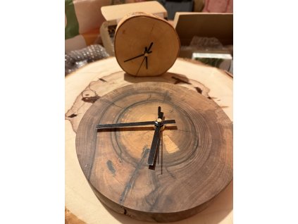 Hodiny ořech