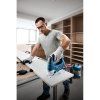 bosch gst 750 professional přímočará pila při řezání dřeva v dílně práce se dřevem