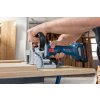 bosch gff 18v-22 professional řezání drážky do dřeva během práce