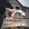Tesař při formátování OSB desek s výkonnou 18V akumulátorovou pilou Milwaukee M18 Professional