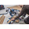bosch gcm 340-305 d professional pokoska při řezání dřevěného hranolu v dílně