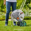 gardena cleverroll m easy kick & stand – stabilní konstrukce vozíku při práci