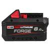 Boční pohled na kompaktní akumulátor Milwaukee M18 FB8 FORGE™ (18 V / 8 Ah) v černém provedení.
