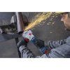 Broušení kovového dílu aku flexou BOSCH GWS 18V-11 SC při práci