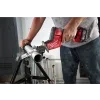 Přesné dělění kovových materiálů s bezuhlíkovým motorem POWERSTATE pily Milwaukee (4933500564).