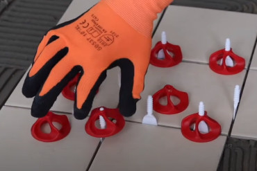 Jak nivelovat obklady a dlažby za pomocí kloboučkového systému