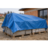 Modrá plachta chrání stavební materiál