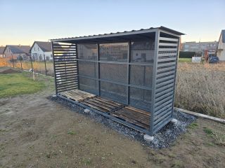 Ocelový dřevník 🪵 ✔ Pevná a stabilní konstrukce ✔ Zakázková výroba ✔ Funkčnost i vzhled v jednom 👉 Máš vlastní představu?...