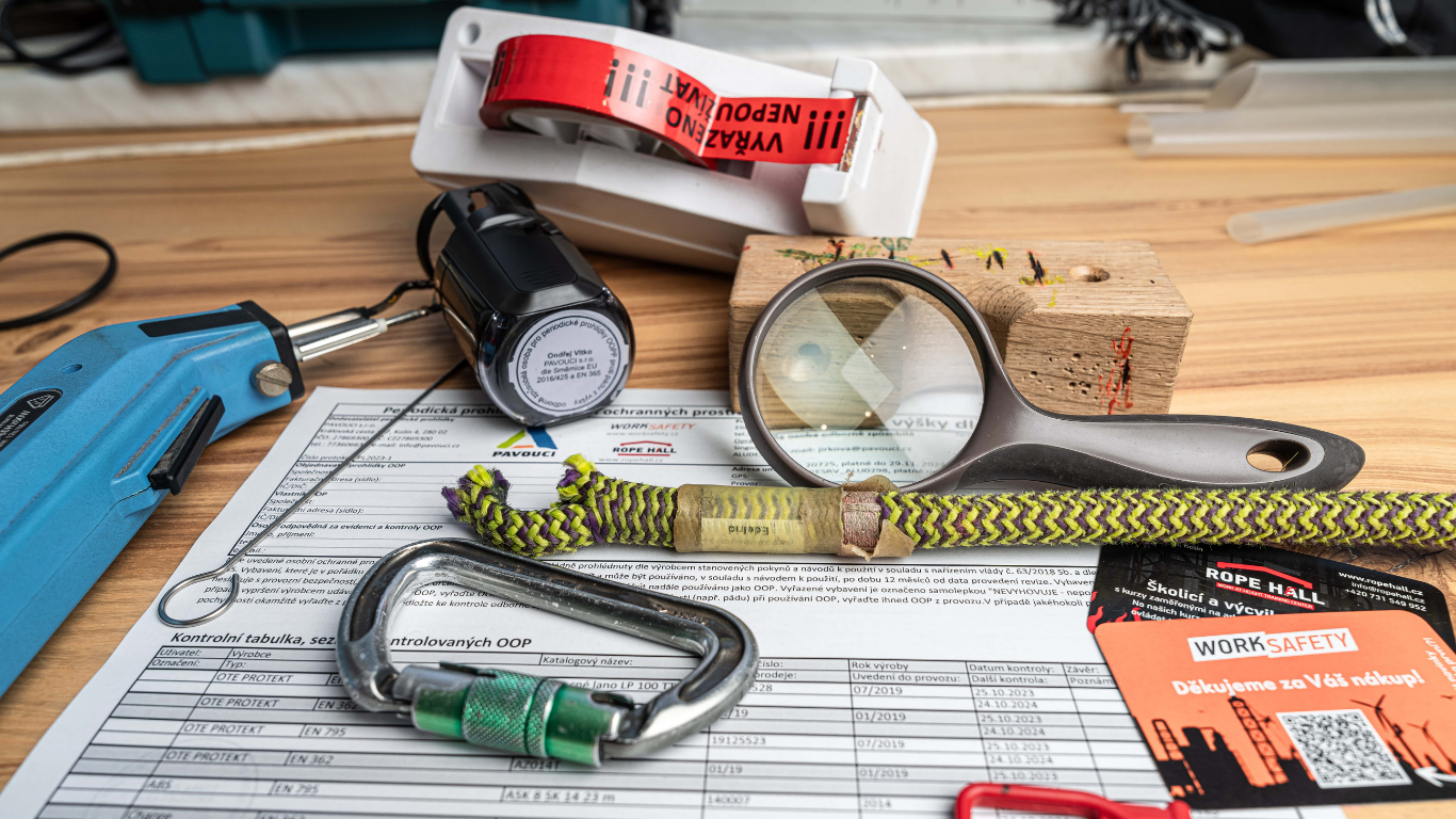 Kontrola OOPP pred sezónou: Ako správne skontrolovať vybavenie pre práce vo výškach