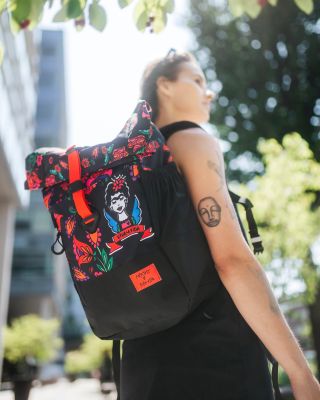 I když je léto ještě daleko, tenhle batoh umí rozzářit den hned teď. ✨ 🌸 Meatfly Holler Viva La Vida v mexickém stylu...