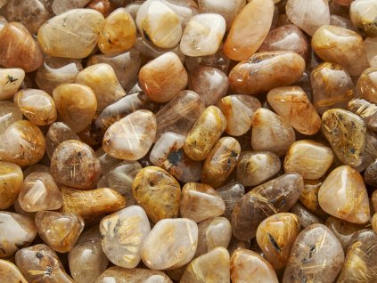 Tromlovane kameny kristal s rutilem