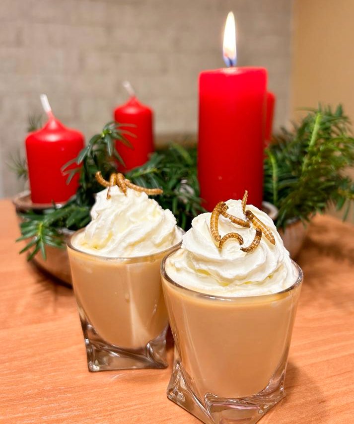 Vaječný koňak se šlehačkou a Křupavými červíky