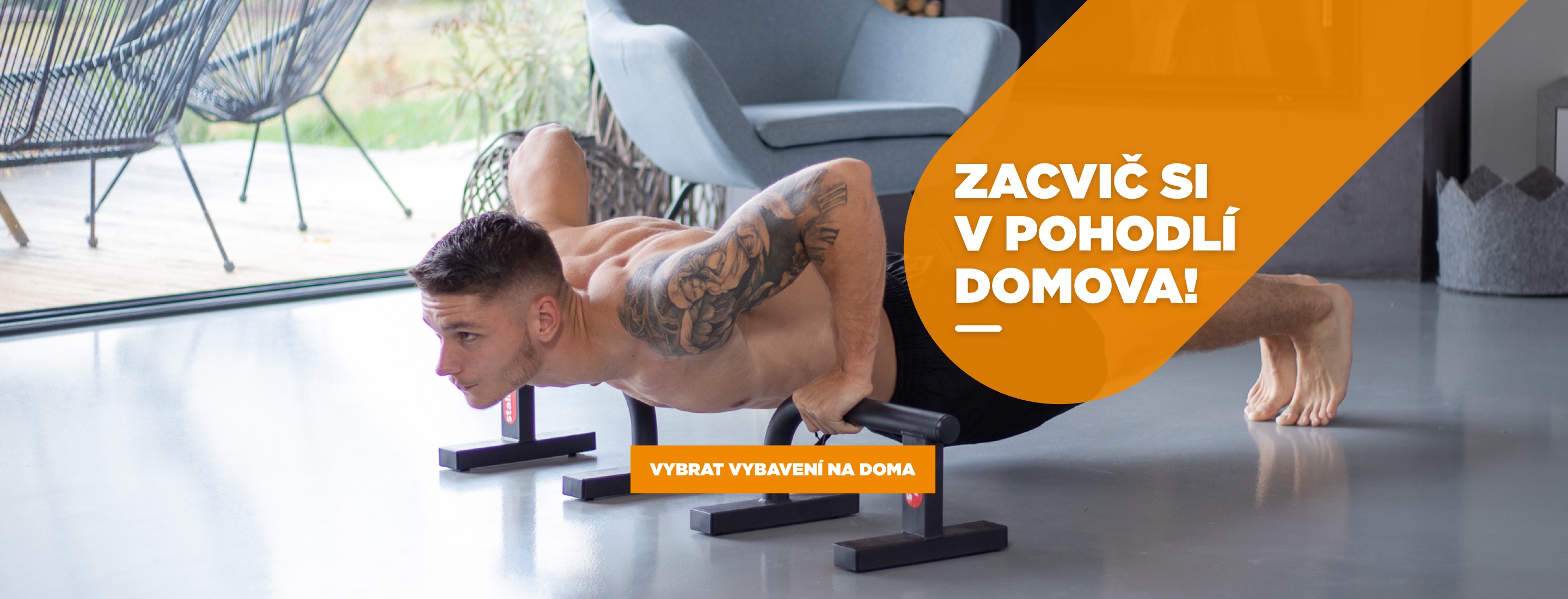 Hrazdy, bradla, stalky a další produkty na domácí cvičení.