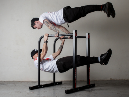 Přenosné bradla jsou základ pro posilování vlastní vahou. Parallel bars pro trénink tricepsových kliků (dipy), planche, L-sit, V-sit a dalších cviků na kalisteniku a street workout.