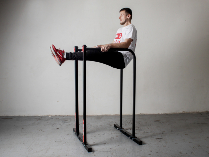 Přenosné bradla jsou základ pro posilování vlastní vahou. Parallel bars pro trénink tricepsových kliků (dipy), planche, L-sit, V-sit a dalších cviků na kalisteniku a street workout.