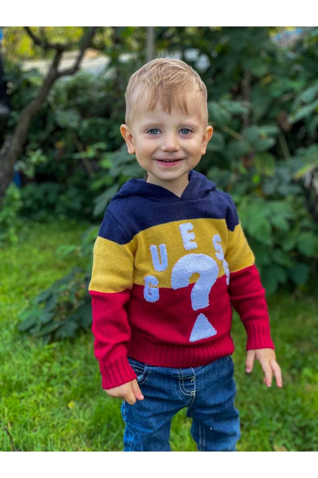 Chlapecký pletený svetr s kapucí GUESS, tříbarevný