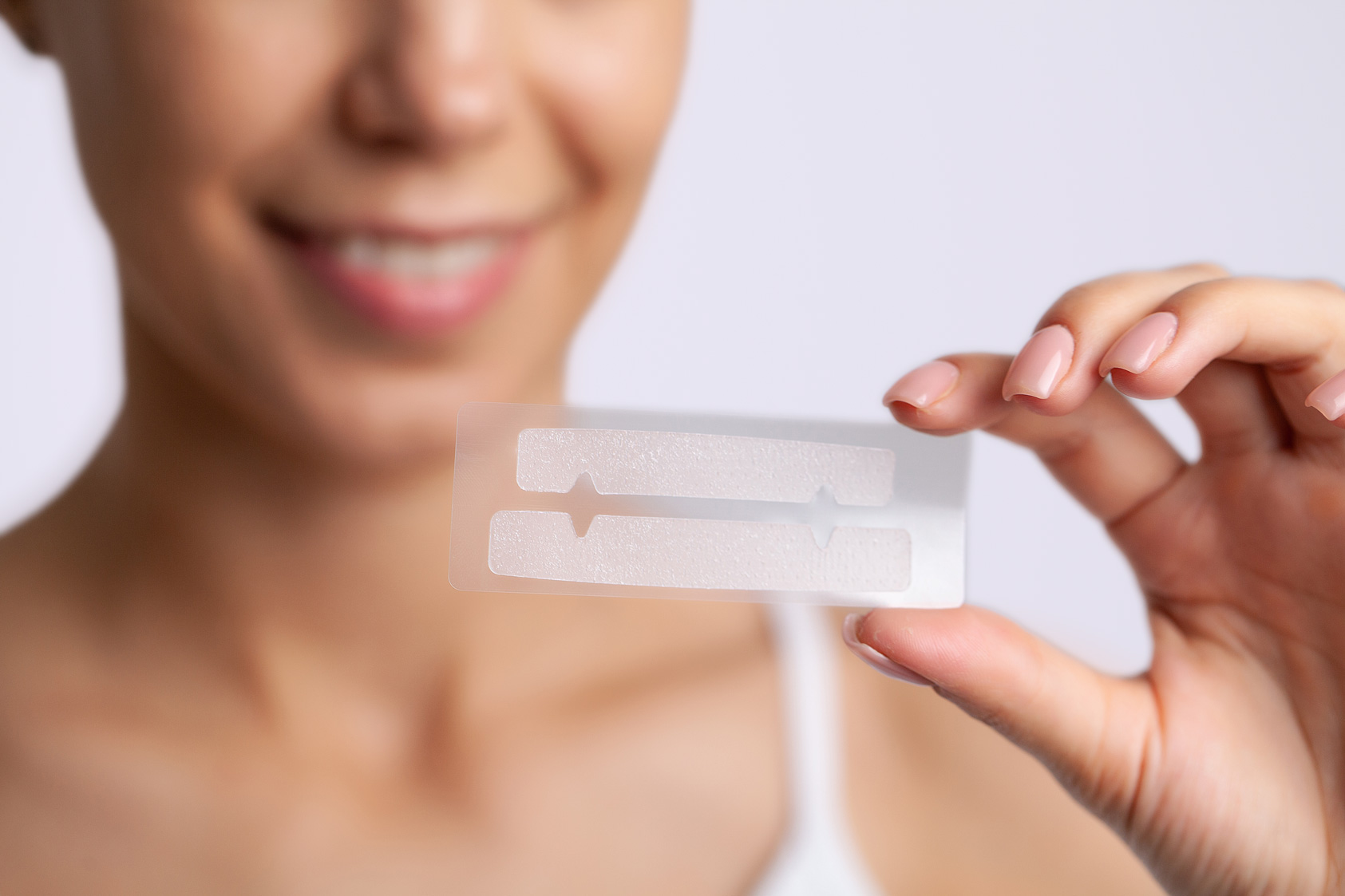 Bělící pásky pod lupou: Pravda o jejich efektu – Co se děje se sklovinou?