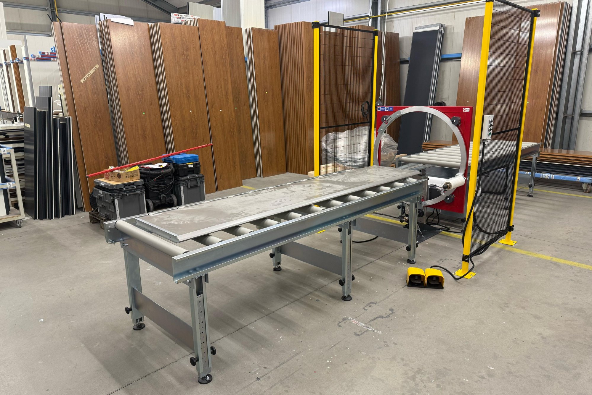 Optimalizácia baliaceho procesu s WRAPPING RING WR1050M a motorizovaným dopravníkovým systémom