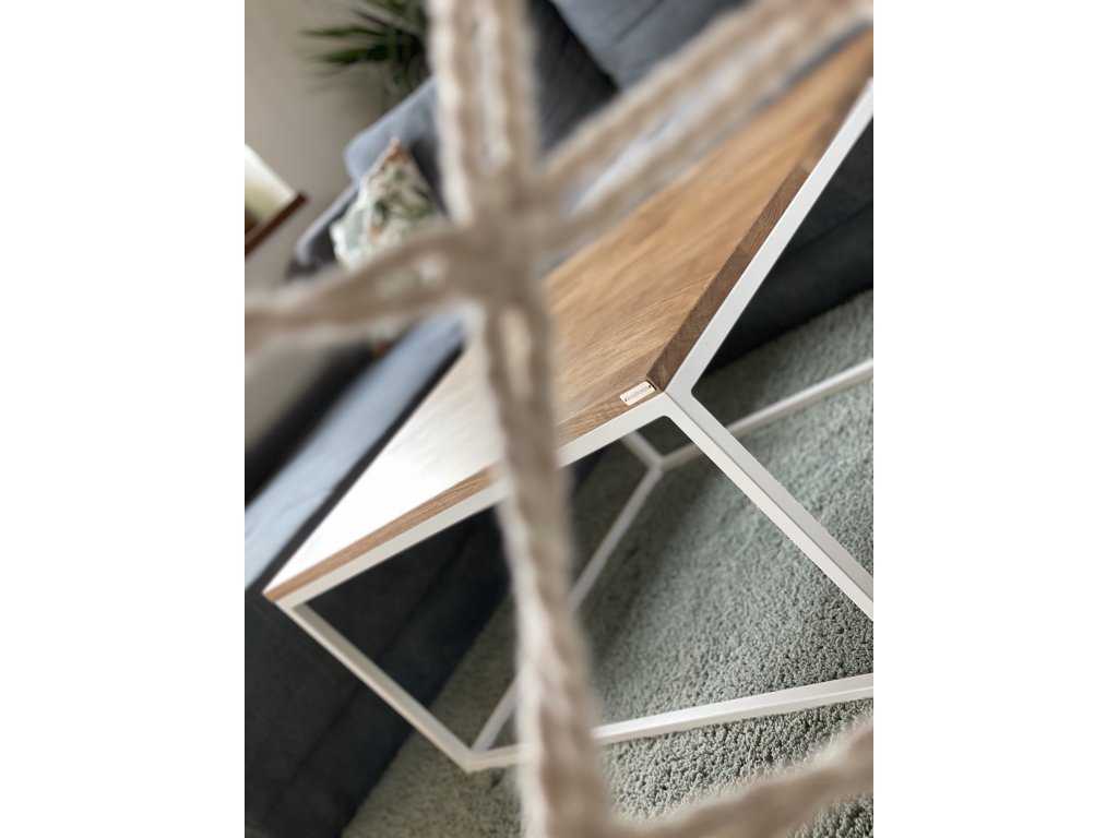bily konferecni stolek detail interier