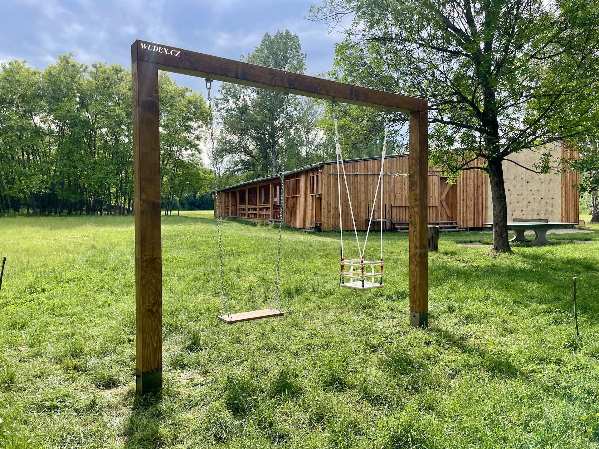 Dřevěná rámová houpačka v Praze a Velvarech