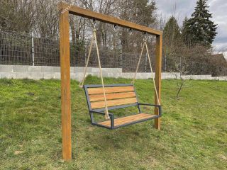 Netradiční houpačka z designové COR-TEN oceli s výhledem na Slapy. Houpací křeslo vyplněno teakem 🌳 #houpacka #ceskavyroba...