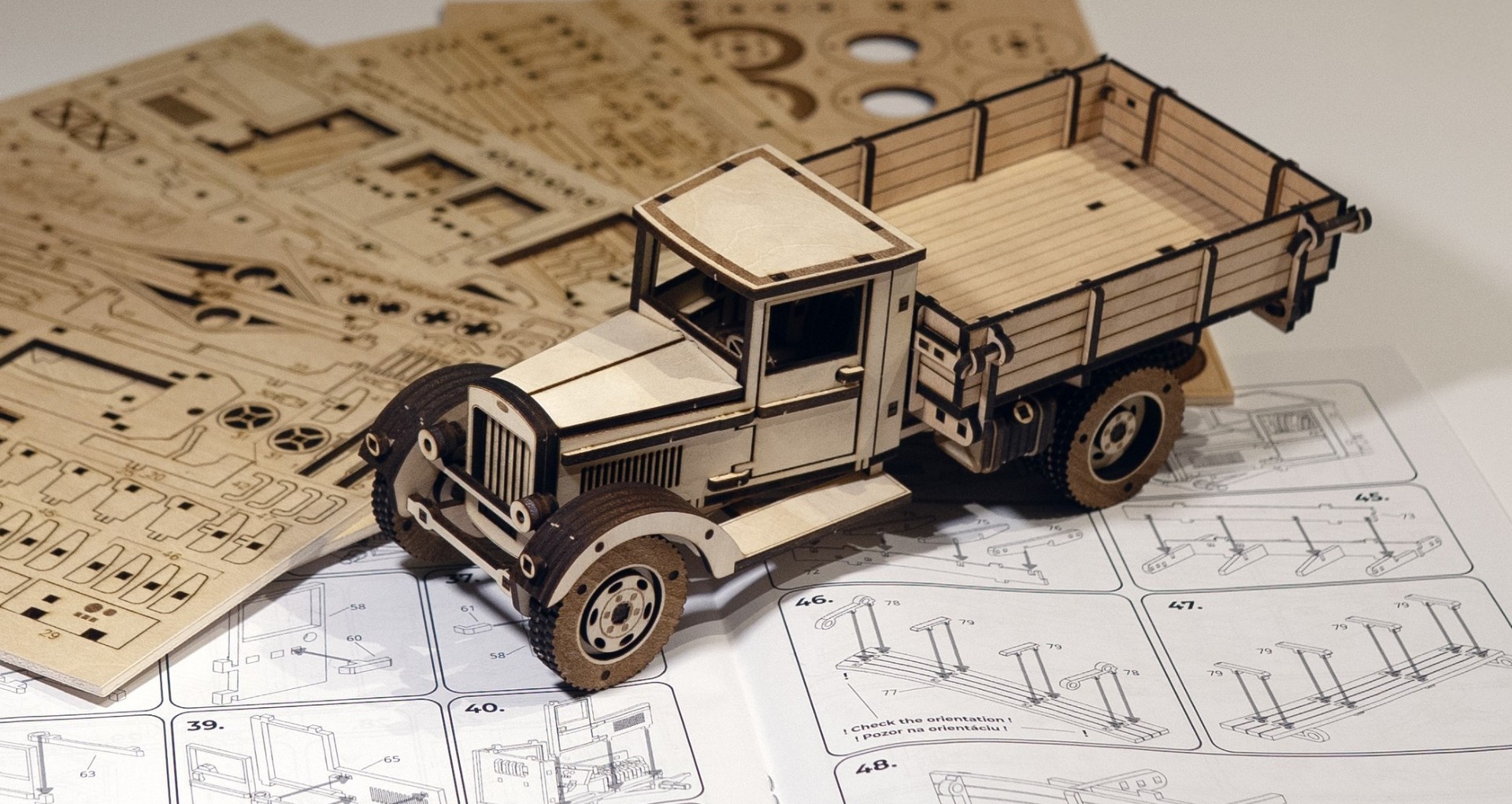 Drevená stavebnica modelu auta