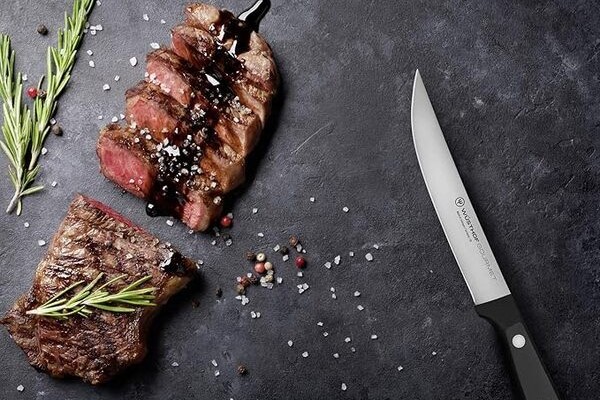 Steakové nože: malý detail, který změní zážitek z jídla