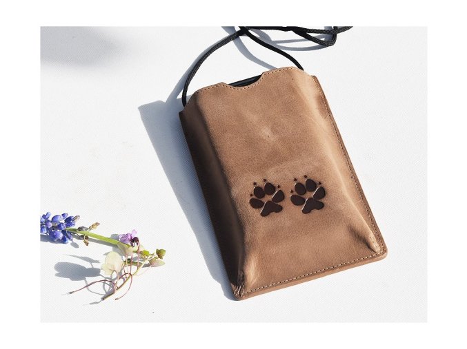 Torebka na telefon etui na ramie "ślady psów" brązowy